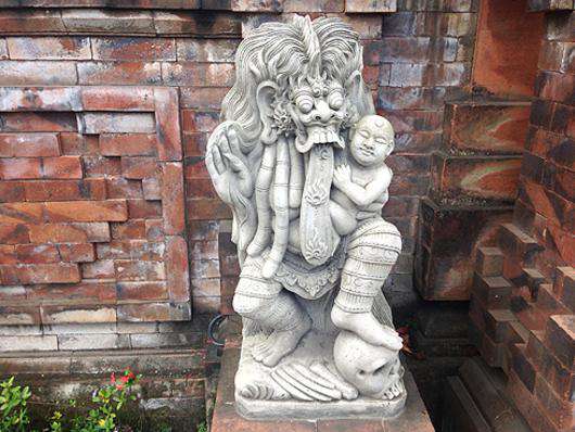 Жители Бали считают, что Зло обязательно должно присутствовать везде и всюду – для равновесия с силами Добра. Поэтому они почитают как богов, так и демонов.