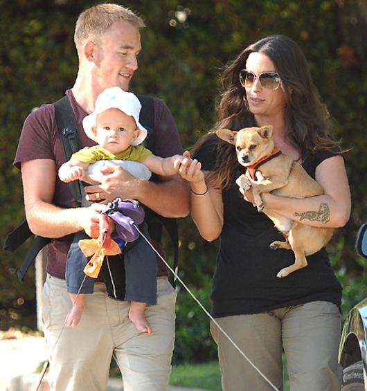Аланис Мориссетт с семьей и собакой. Фото: Rex Features/Fotodom.ru.