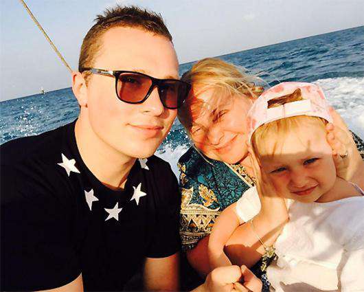 Светлана Пермякова, Максим Скрябин и их дочь. Фото: Twitter.com/@permyakova. 