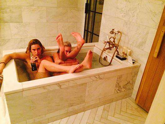 Таллула Уиллис опубликовала снимок с сестрой в ванной. Фото: Twitter.com/@buuuski. 