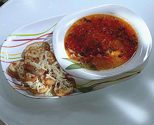 Томатно-базиликовый суп с гренками.