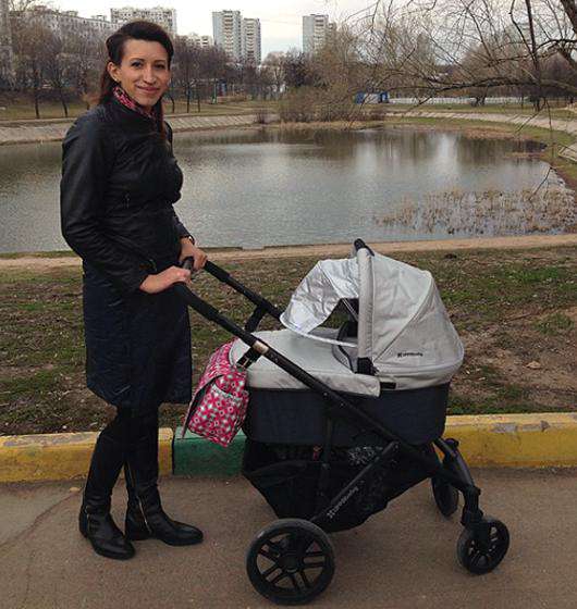 Елена Борщева на прогулке с дочкой Умой. Фото: Instagram.com/ lenaborshcheva.