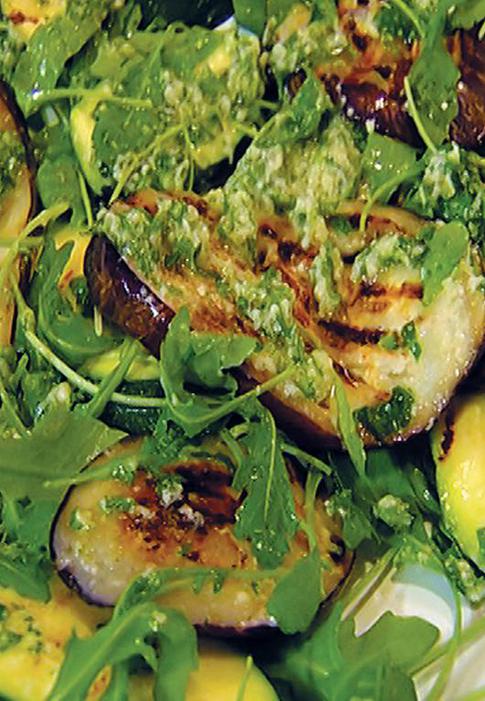 Овощи на гриле с руколой и сырной заправкой