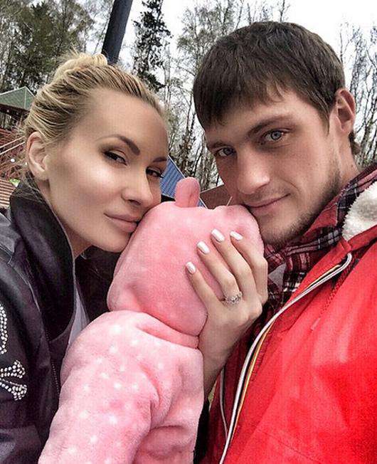 Элина Камирен и Александр Задойнов с дочерью. Фото: Instagram.com/elina_kamiren_.