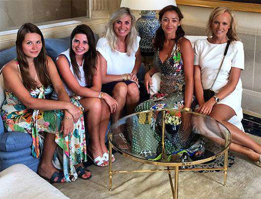 Татьяна Дюжева (на снимке - крайняя справа) с Галиной и Мариной Юдашкиными. Фото: Instagram.com/marinayudashkina. 