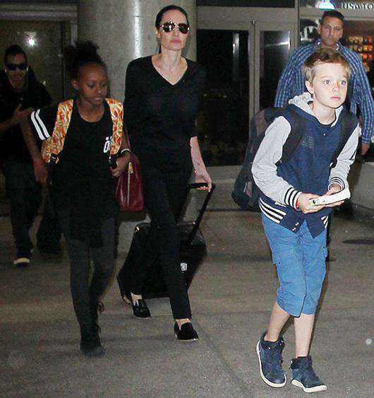 Анджелина Джоли с детьми. Фото: Rex Features/Fotodom.ru.