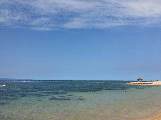 Хотя Бали омывается двумя океанами, купаться там не очень комфортно.