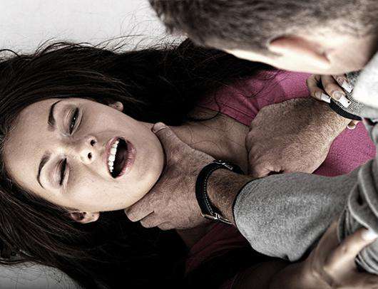 Женщинам, пережившим насилие, нужно срочно обращаться за помощью! Фото: Fotolia/PhotoXPress.ru.