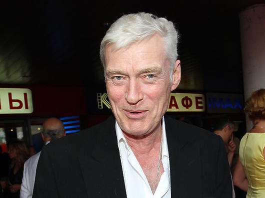 Врачи отказались от операции, но рекомендовали известному актеру пока воздержаться от работы. 