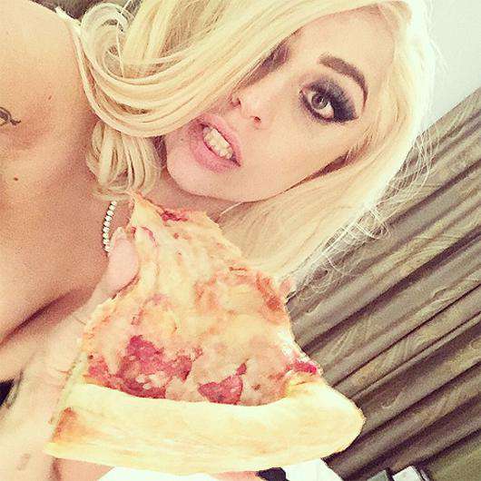 Леди Гага позволила себе кусок пиццы. Фото: Instagram.com/ladygaga.