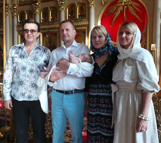 Роман Жуков с женой и крестными во время крещения младшего сына. Фото: Ирина Кораева.