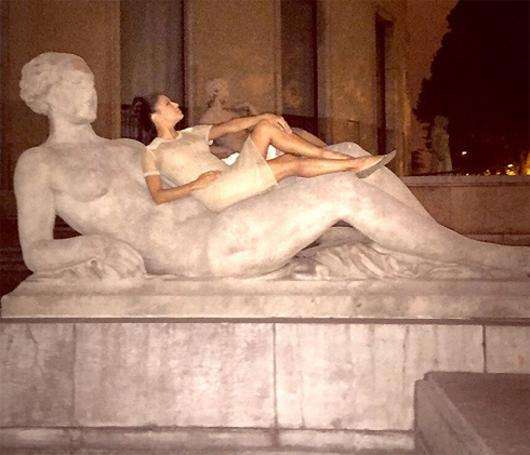 Ева Лонгория залезла на парижскую статую. Фото: Instagram.com/evalongoria.