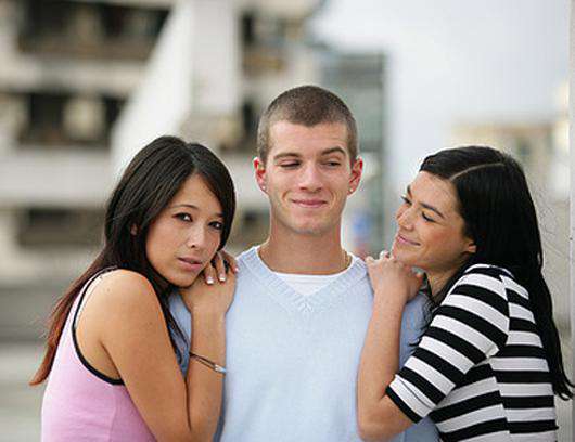 К чему снятся сны о своей сопернице? Фото: Lori.ru.