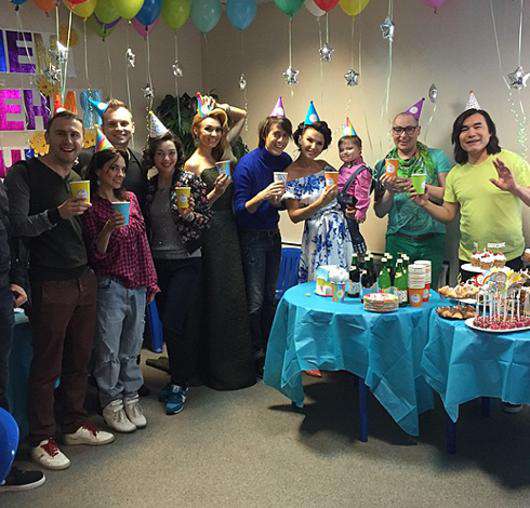 Bledans: «Спасибо всем участникам #ШоуОдинВОдин за искренние поздравления и нескончаемые подарки для моего сыночка. Люблю Дни Рождения на работе!» Фото: Instagram.com/bledans.