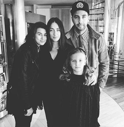 Иван Ургант показал фото беременной жены