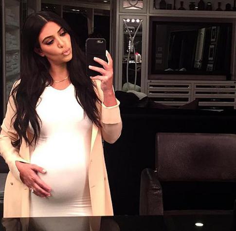 Ким Кардашьян имитирует беременность?
