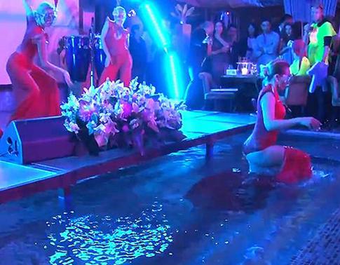 Танцовщица Никиты упала в бассейн