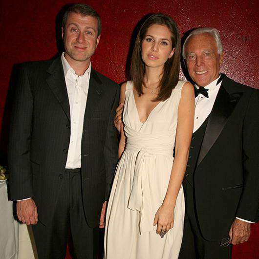 Роман Абрамович, Дарья Жукова и дизайнер Джорджио Армани (справа). Фото: Rex Features/Fotodom.ru. 
