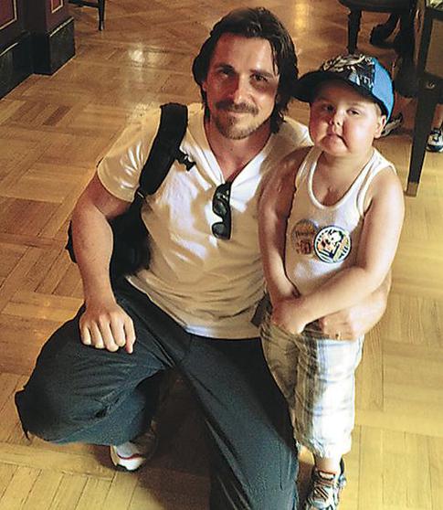 Кристиан Бэйл помог больному мальчику