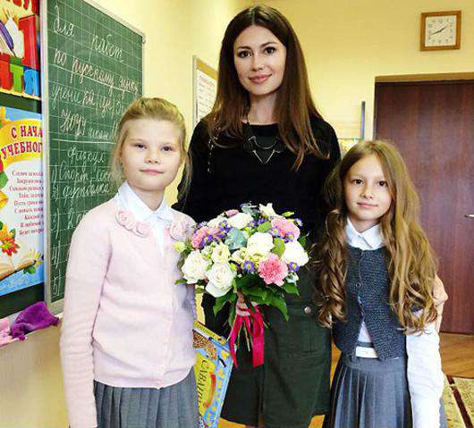 Ольга Ушакова с дочерьми. Фото: личный архив телеведущей.