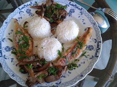 Жареная рыба с грибами и белым соусом