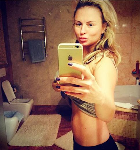 Анна Семенович показала плоский живот