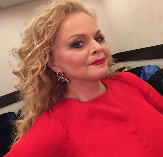 Лариса Долина. Самые внимательные подписчики заметили пирсинг певицы. Фото: Instagram.com/dolinalarisaoficial.