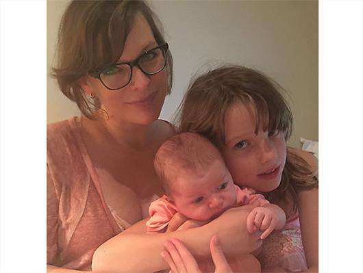 Мила Йовович с дочерьми. Фото: Instagram.com/millajovovich.