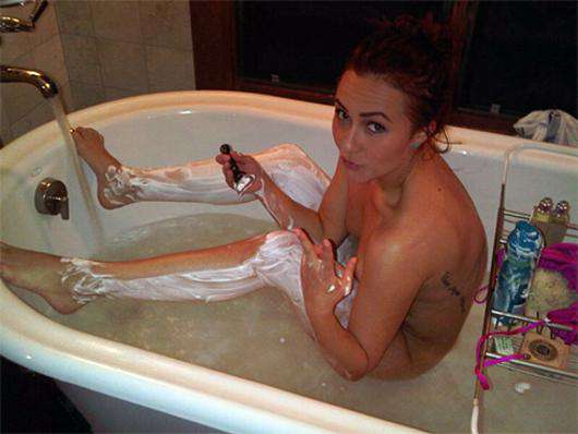 Хайден Панеттьери бреет ноги в ванной.