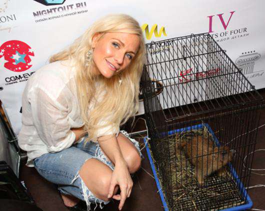 Катя Гордон с сурком.