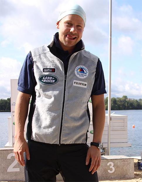 Митя Фомин ест морских ежей