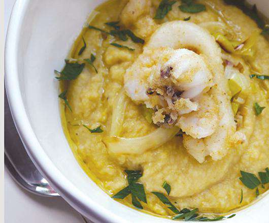 Суп из нута с креветками и кальмарами.