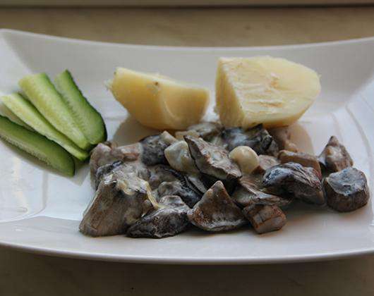 Подберезовики и подосиновики, тушеные в сметане.