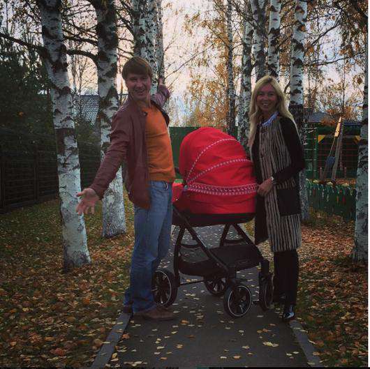 Алексей Ягудин и Татьяна Тотьмянина стали родителями во второй раз 3 октября. Фото: instagram.com/alexei.yagudin/ Татьяна с новорожденной Мишель, Алексей с йокширским терьером Варей, и 6-летняя Лиза. Фото: instagram.com/alexei.yagudin/ 