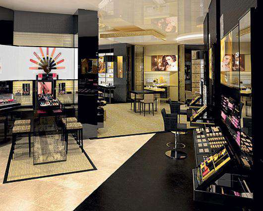 Парфюмерно-косметический бутик Chanel.