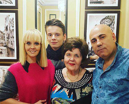 Валерия со своей мамой, сыном и мужем Иосифом Пригожиным. Фото: Instagram.com/valeriya_rus.