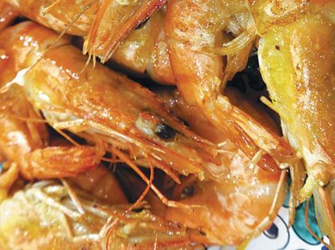 Креветки, жаренные с чесноком и петрушкой