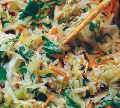 Теплый салат из савойской капусты с финиками и арахисом