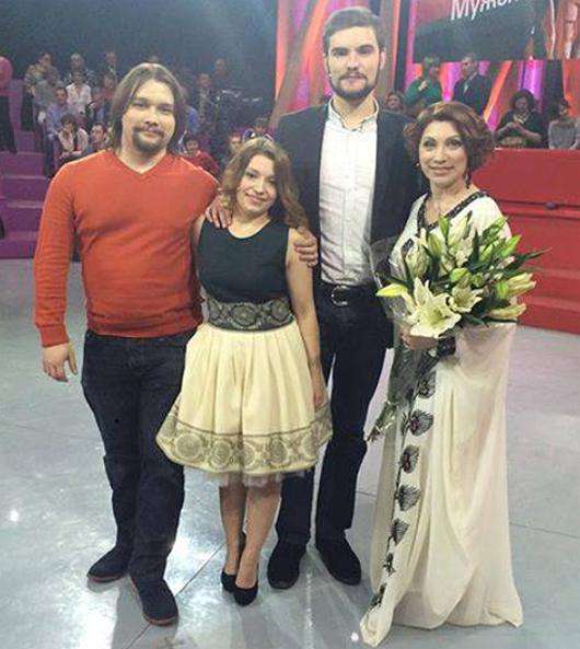 Роза Сябитова с сыном (крайний слева), дочерью Ксенией и ее женихом. Фото: Facebook.com/syabitova. 