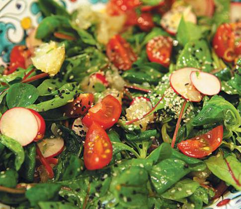 Зеленый салат с редиской, помело и помидорами черри