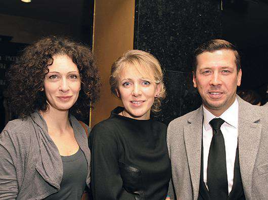 Андрей Мерзликин с женой и Ксения Раппопорт.