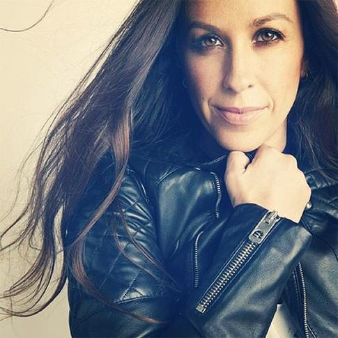 Аланис Мориссетт показала, как кормит ребенка грудью