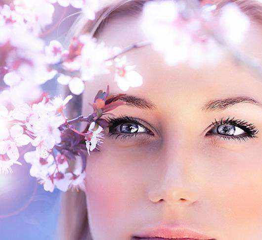 За кожей вокруг глаз надо постоянно заботиться. Фото: Fotolia/PhotoXPress.ru.