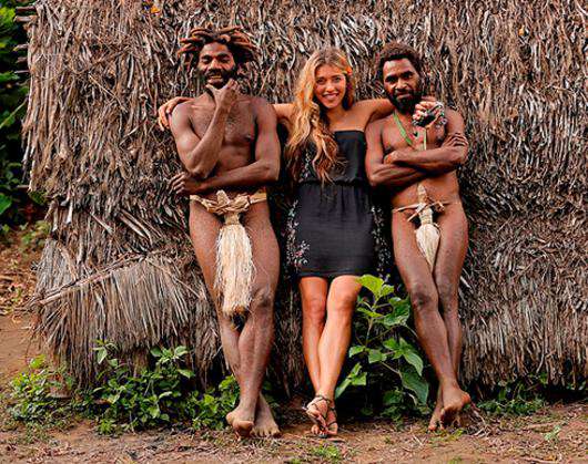 Регина Тодоренко и аборигены племени Луинео.