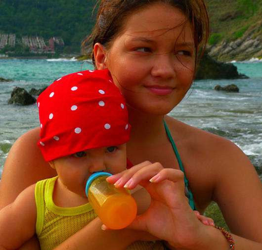 Из рук своей старшей сестры Стефан принимает любые продукты.