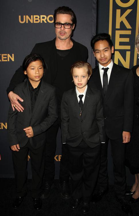 Брэд Питт отдувается за жену