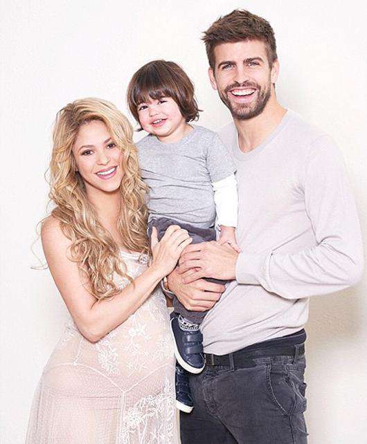 Шакира и Жерар Пике с сыном Миланом. Фото: Instagram.com/Shakira.