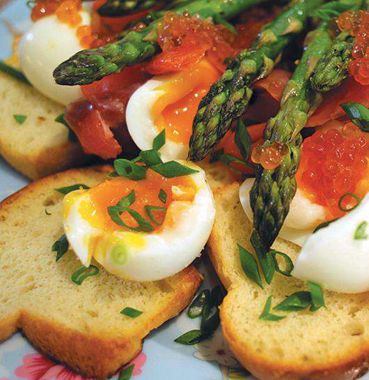 Тосты с яйцом, спаржей и семгой.