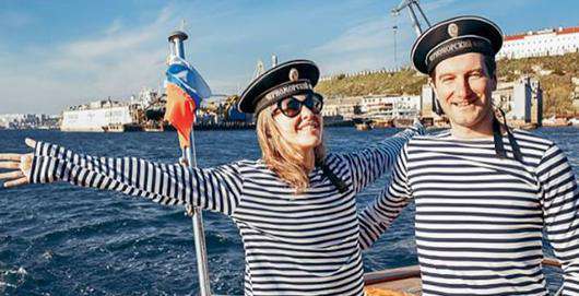 Во время речной прогулки Ксения облачилась в тельняшку к радости команды корабля. Фото: социальные сети