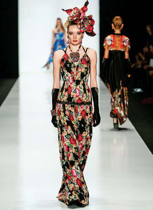 Грядущим летом будут в моде открытые плечи и ало-красные цветы. Фото: пресс-служба Вячеслава Зайцева.